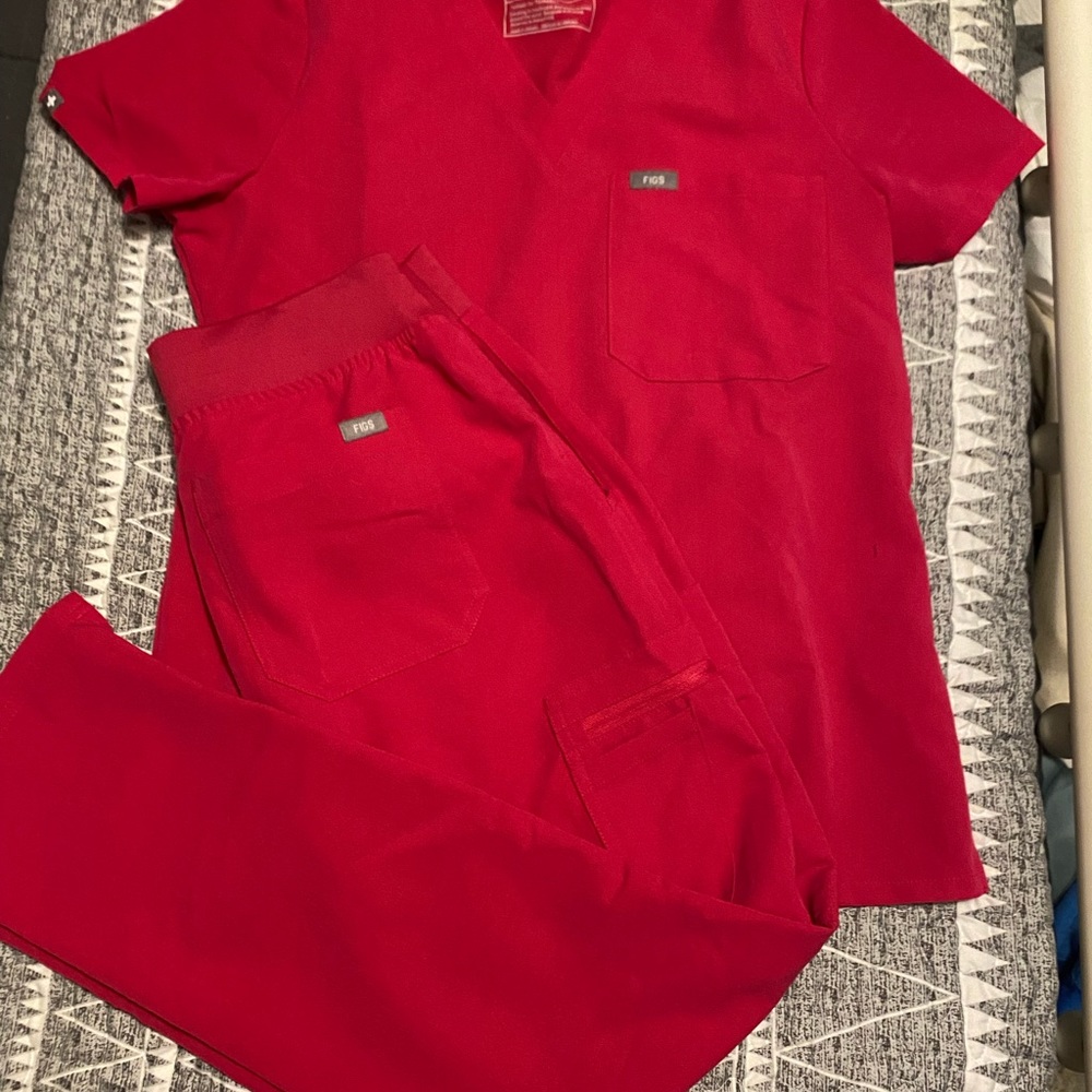 Hot pink size small figs scrubs.